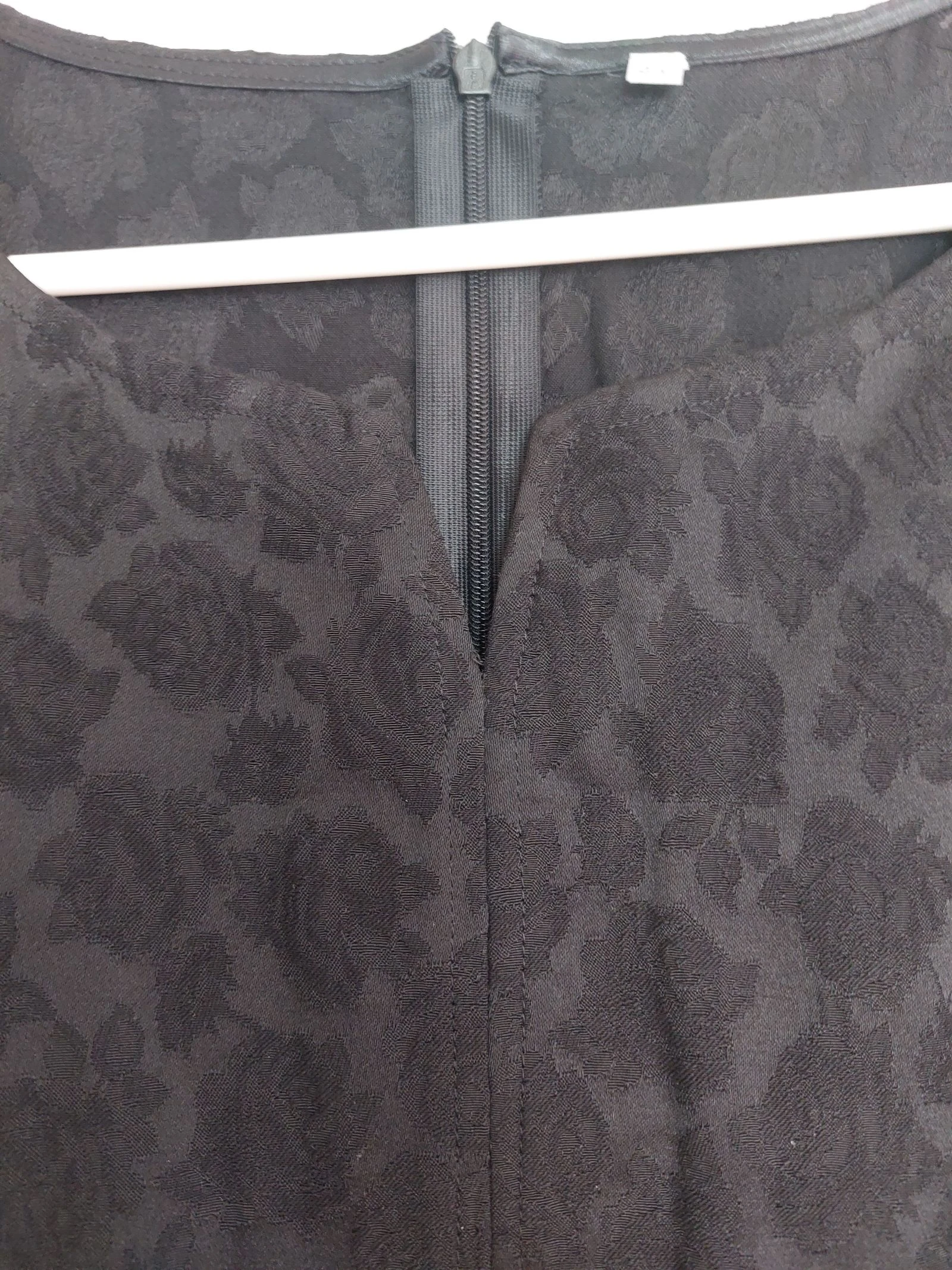 Vestido preto pequeno com tecido luxuoso em relevo - 44 – photo 3